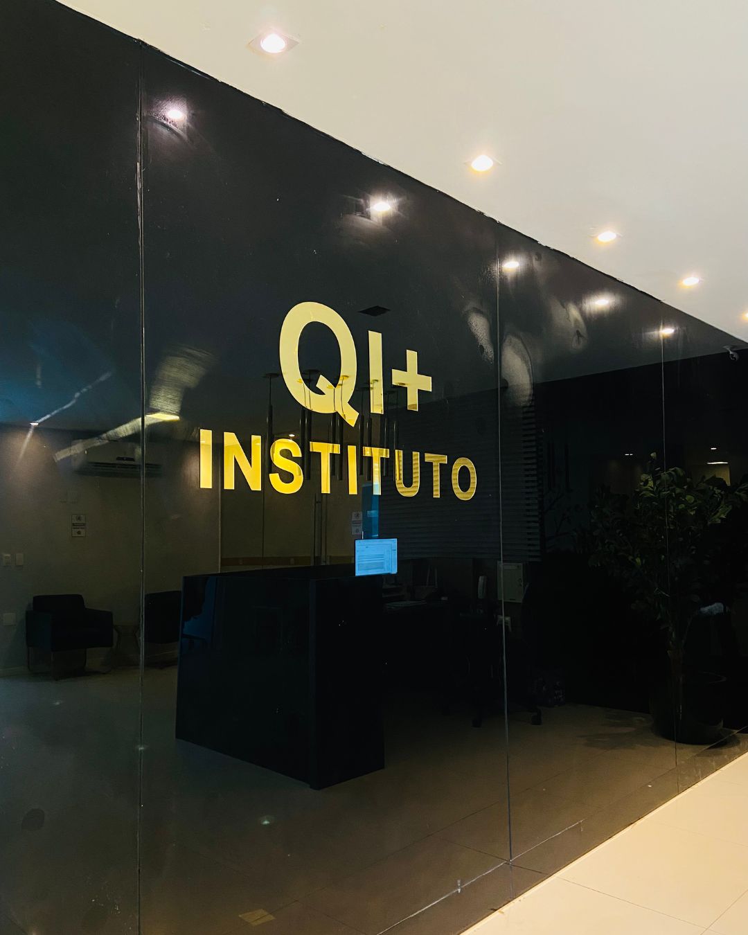Recepção do Instituto QI+ com o letreiro dourado